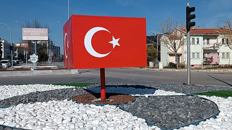 Hastane Yolunda Türk Bayrağı Düzenlemesi… Yeterli mi, Değil mi?