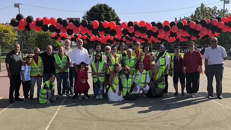 Hayırseverler Bin 350 Öğrenciye Okul Eşyaları Hediye Etti