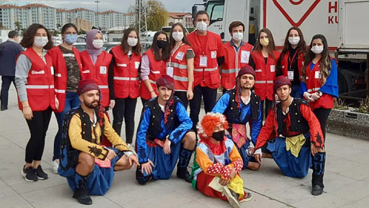 Hem Cumhuriyet Bayramı’nı, hem Kızılay Haftası’nı kutladılar