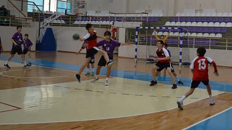Hentbolcular Afyon'da yarıştı
