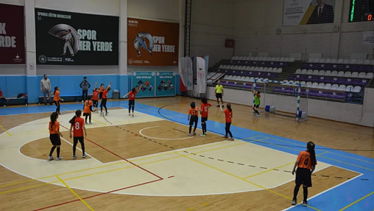 Hentbolde Şampiyon Işıklar Ortaokulu