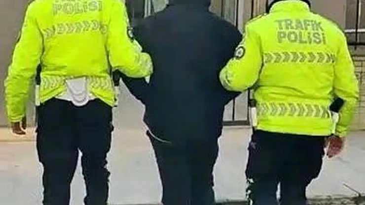 Hırsızlık Suçundan Aranıyordu Ehliyetsiz Araç Kullanırken Yakalandı