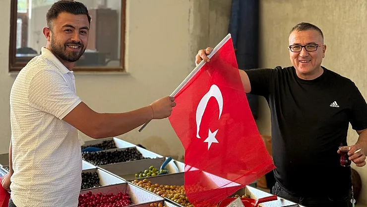 Hisarcık AK Gençlikten Üye Kaydı Ve Esnafa Türk Bayrağı Dağıtımı