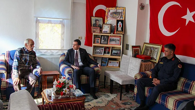 Hisarcık Kaymakamı Erkan Atam'dan, Şehit Mezarına Ve Ailesine Ziyaret