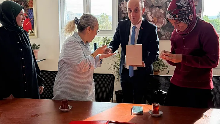 Hisarcık'ta Öğretmenlere Türk Bayrağı Rozeti Hediye Edildi