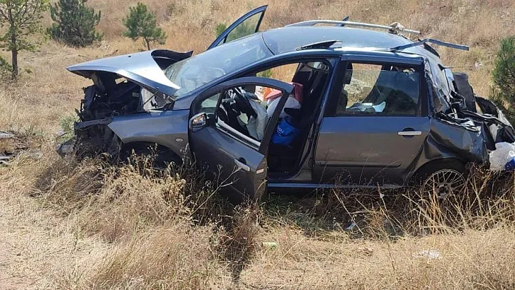 Hurdaya dönen araçta 2 kişi yaralandı
