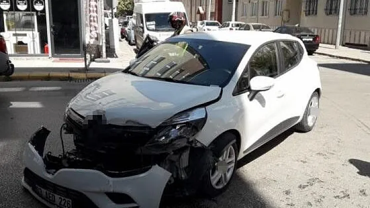 İki aracın karıştığı kazada maddi hasar oluştu