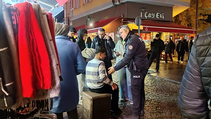 İki Grubun Kavgasını Ayırmaya Gelen Esnaf Da Kavgaya Dahil Oldu: 1 Yaralı