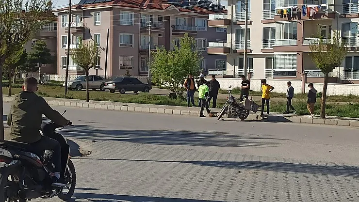 İki motosiklet koç gibi kafa kafaya çarpıştı