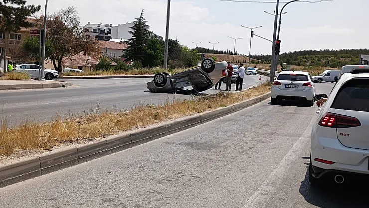 İki Otomobil Çarpıştı, 3 Kişi Yaralandı