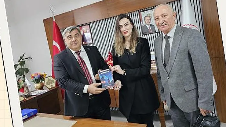 İlkokul Öğretmeni Kitabını, Müdür Sünnetci'ye İmzaladı