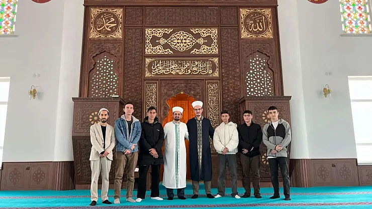 İmam Hatip Lisesi Öğrencileri 'Mihrapta Gençler Var' Projesiyle Mihraba Geçti