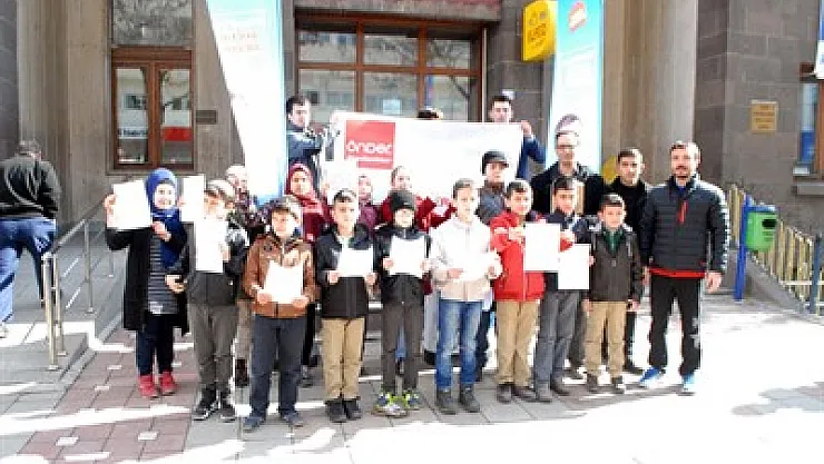 İmam Hatipli öğrenciler Mehmetçiğe mektup yazdı