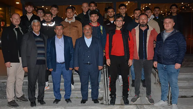 İsceli yönetim  takımla yemekte buluştu