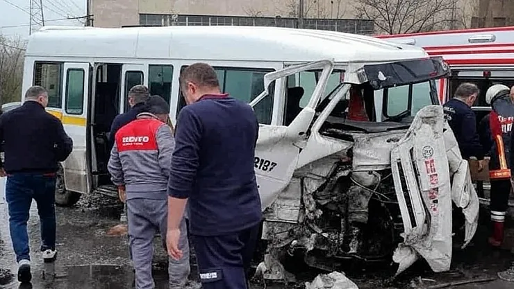 İşçi Servisi Tıra Çarptı: 9 Yaralı