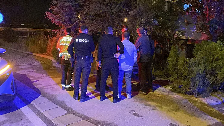 Islak Zeminde Kayan Otomobil Müstakil Evin Bahçesine Daldı