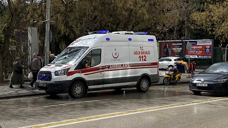 Islak Zeminde Kayarak Yere Düşen Kurye Yaralandı