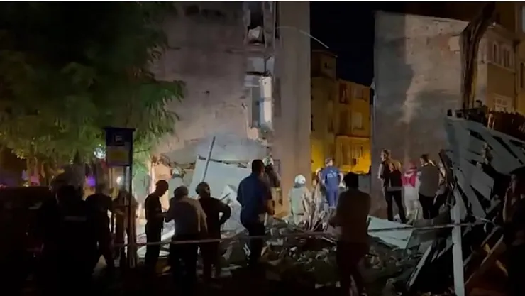 İstanbul Fatih'te Bina Çöktü!