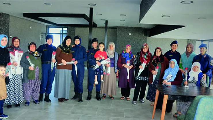 Jandarma İhsaniye'de kadınlara karanfil dağıttı