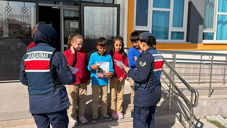 Jandarma, Öğrencilerle Geleceğe Yatırım Yapıyor