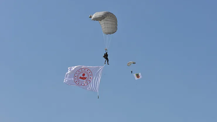 Jandarma ve TSK'dan nefes kesen paraşüt gösterisi