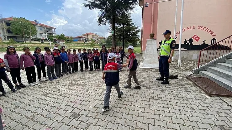 Jandarmadan ilk ve ortaokul çocuklarına yönelik güvenli trafik eğitimi