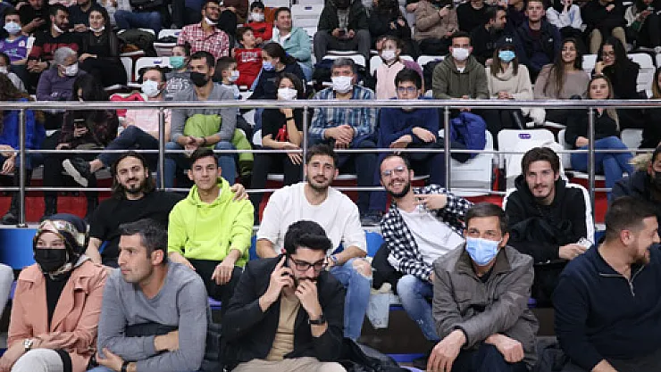Jetler, Keçilerin maçını izledi