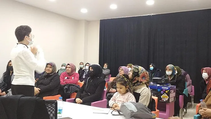 Kadınlara 'Öğrenci Başarısını Arttırmada Ebeveynin Rolü' anlatıldı
