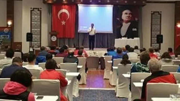 Kadrolu atletizm antrenörlerine seminer verildi