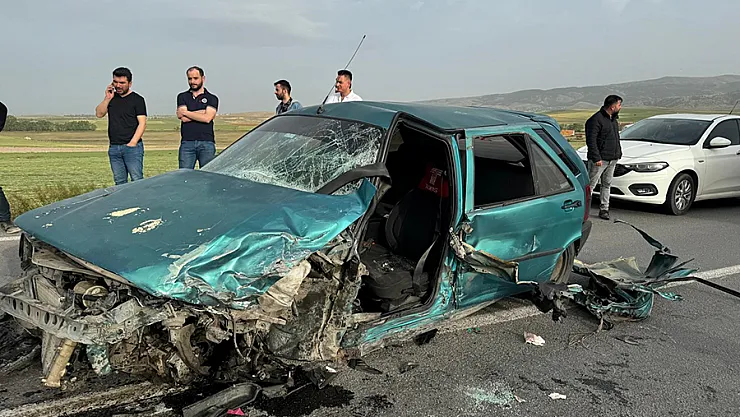 Kafa kafaya çarpışan otomobillerin sürücüleri yaralandı