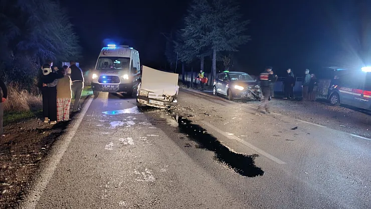 Kafa Kafaya Çarpışan Otomobillerde 4 Çocuk Yaralandı