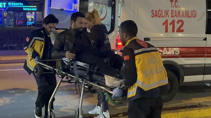 Kafe İçinde Bıçaklanan Şahıs Sedye Üzerine Telefonu Elinden Bırakmadı