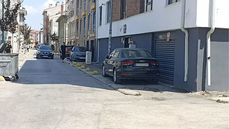 Kaldırım İşgalini Beton Dubalar Bile Engelleyemiyor