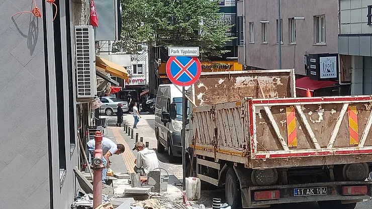 Kaldırımlar Tamir Ediliyor