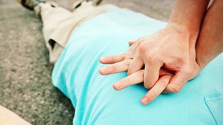 Kalp Masajı Yapılarak Hastaneye Kaldırıldı. Genç Kadına Çarpıp Kaçtı