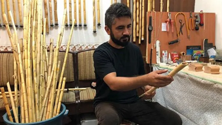 Kamışa hayat veriyor: Hem çalıyor, hem üretiyor, hem de öğretiyor!