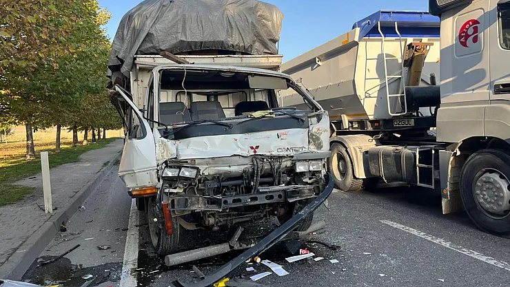 Kamyona Çarpan Karton Yüklü Kamyonetin 70 Yaşındaki Sürücü Yaralandı