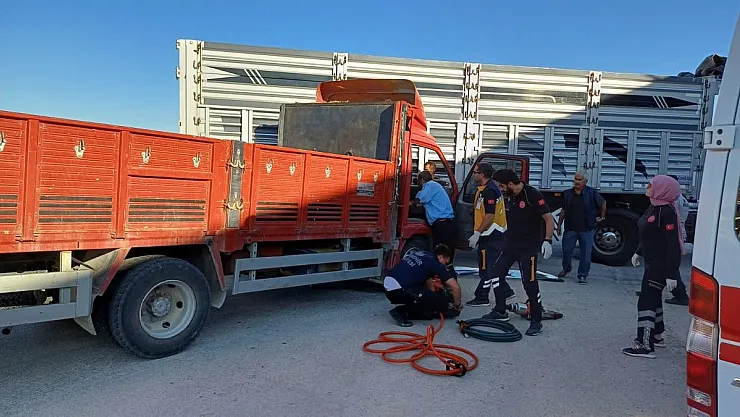 Kamyonetinde sıkışan sürücü elinde telefonuyla araçtan indi