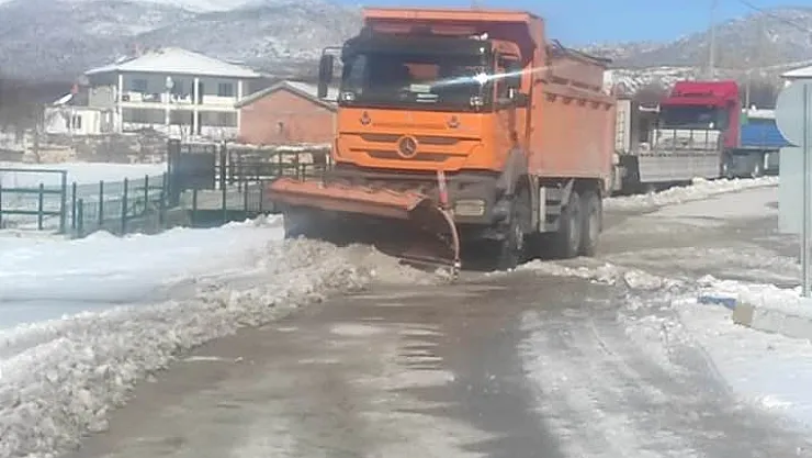 Karayolları ekipleri şehir bağlantı yollarında kar temizliğine devam ediyor