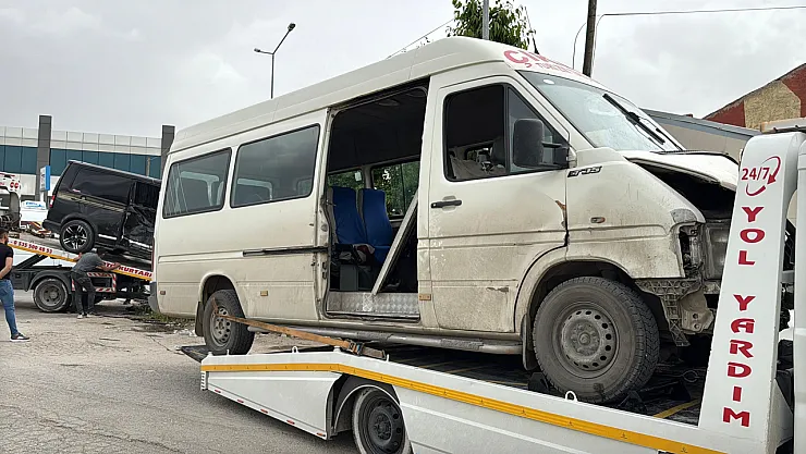 Karşıyaka Mahallesi'nde Minibüs İle Kamyonet Çarpıştı: 9 Kişi Yaralandı