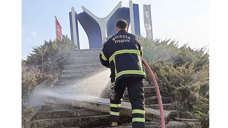Kayı Anıtı'na Çıkan Tahta Merdivenlerde Yangın