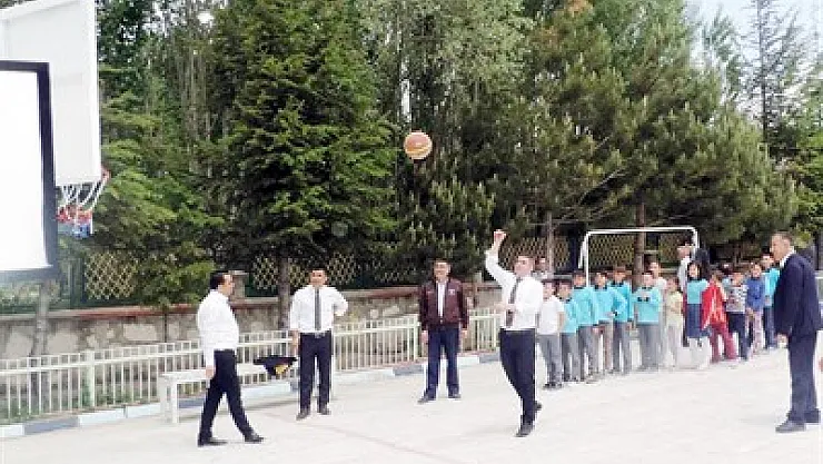 Kaymakam çocuklarla basketbol oynadı – Kocatepe Gazetesi