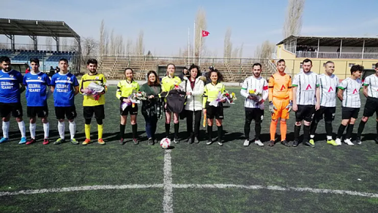 Kaymakam Topçu'dan sporculara çiçek