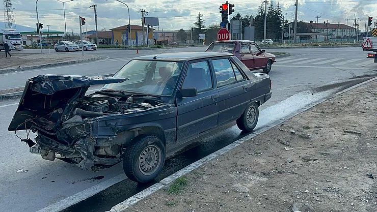 Kazada hurdaya dönen otomobilde şans eseri ölen ya da yaralanan olmadı