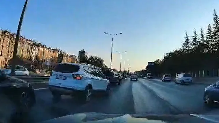 Kazadan Dolayı Yavaşlayan Araca Otomobilin Arkadan Çarpma Anı Kamerada