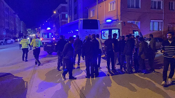 Kazaya Karışan İki Otomobil Park Halindeki Otobüse Çarptı: 1 Yaralı