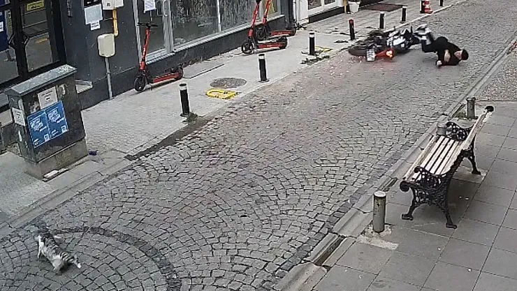 Kediye Çarpmamaya Çalışırken Motosikleti Deviren Kasksız Sürücü Ağır Yaralandı