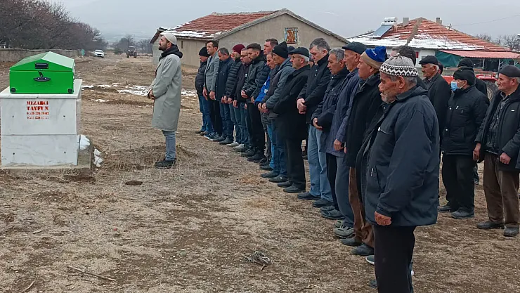 Kemik Parçaları Arazide Bulunan Yaşlı Kadın Defnedildi