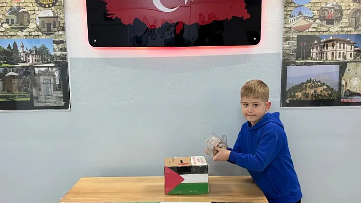 Kendisi Küçük, Kalbi Büyük