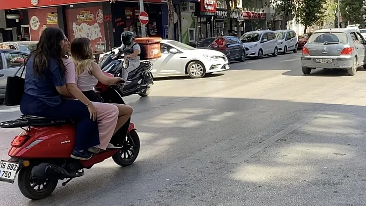 Kent Merkezinde İlginç Görüntü: 3 Kadın Aynı Motosiklete Bindi